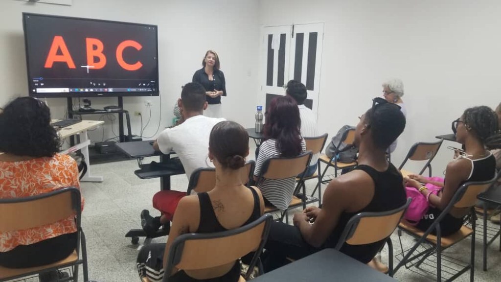 Charla sobre enfoque curatorial de DANZATV en Cuba